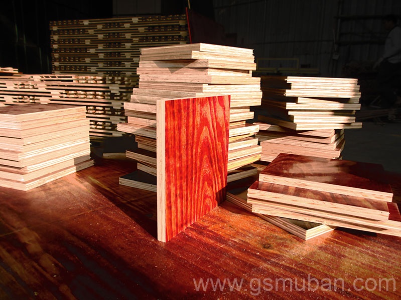 建筑模板選擇紅色還是黑色的？